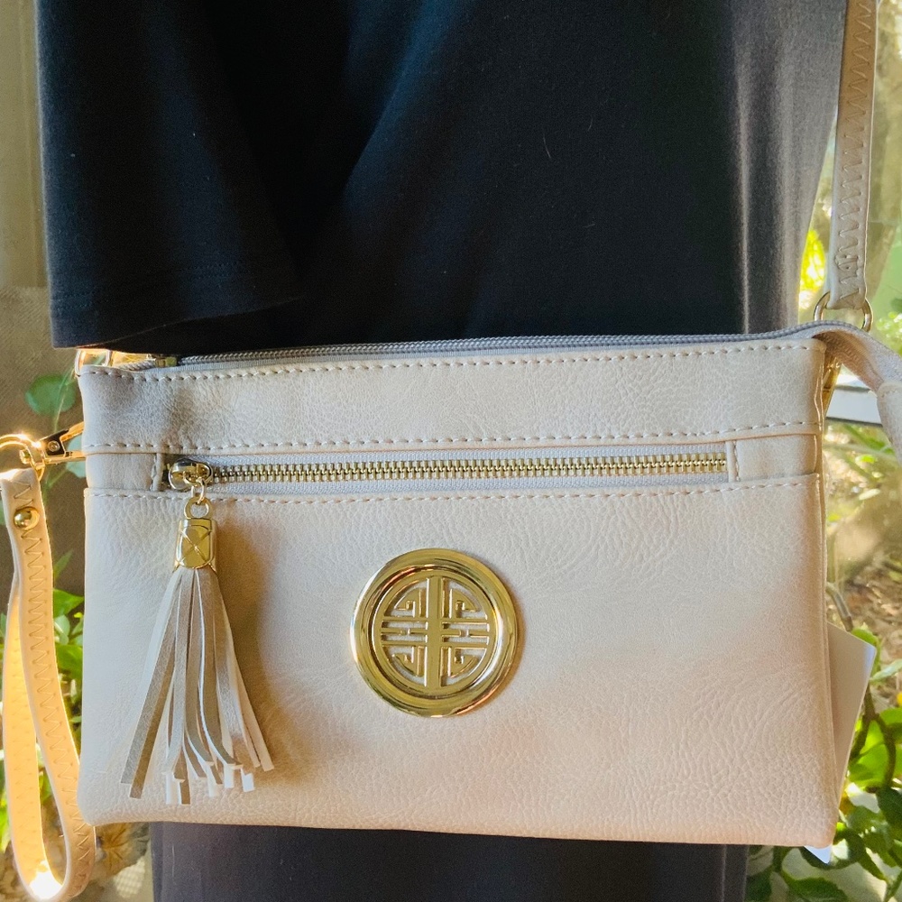 Cream CROSSBODY w/MEDALLION / MESSENGER BAG⭐️ LIGHT WEIGHT- NEW CONDITION w/Tag - Picture 1 of 12